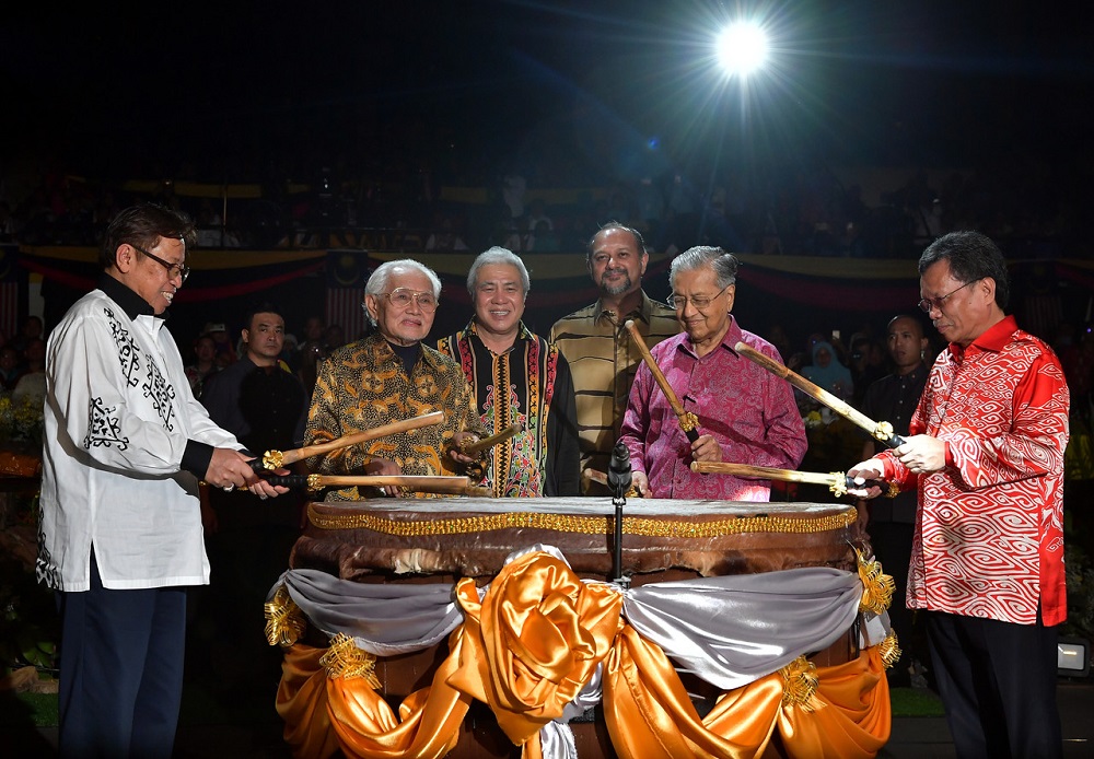 (From left) Sarawak Chief Minister Datuk Patinggi Abang Johari Openg, Prime Minister Tun Dr Mahathir Mohamad and Sabah Chief Minister Mohd Shafie Apdal during the Malaysia Day celebration in Kuching September 16, 2019. u00e2u20acu201d Bernama pic