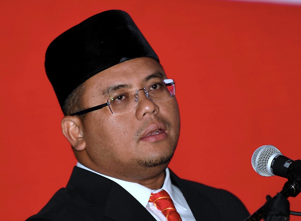 Selangor Mentri Besar Selangor Amirudin Shari speaks during a seminar on awareness of shariah laws and the launch of a RM100,000 fund to assist divorced women with children in Shah Alam September 17, 2019. u00e2u20acu201d Bernama pic