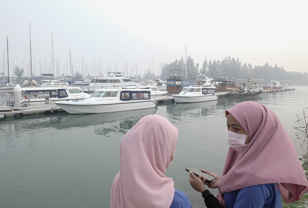 Visitors at the Marina Islands jetty are seen wearing face masks during a hazy afternoon in Lumut September 17, 2019. u00e2u20acu201d Bernama pic