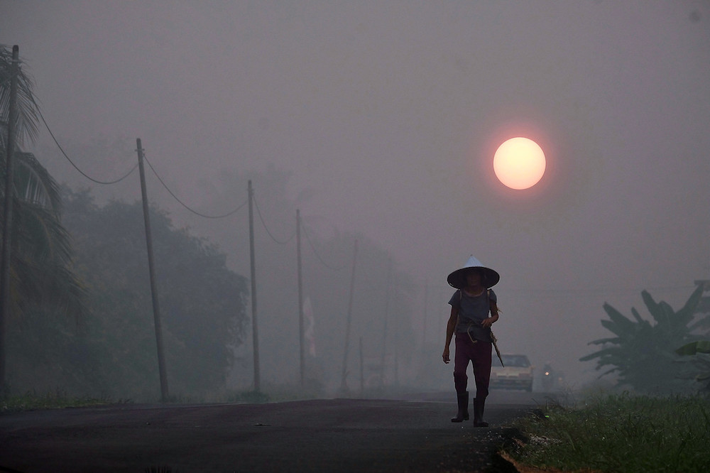 A red sun is seen through the haze in Sri Aman September 18, 2019. u00e2u20acu201d Bernama pic