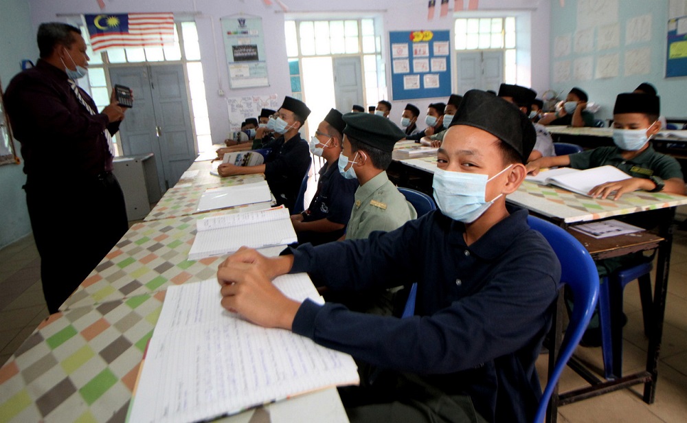 Students at SMK Anderson wear facial masks during lessons in Ipoh September 18, 2019. u00e2u20acu201d Bernama pic