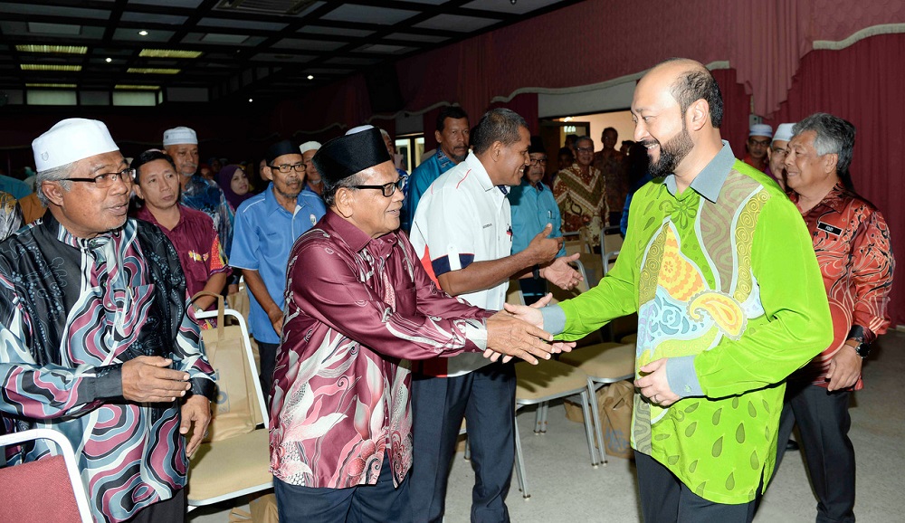 Kedah Mentri Besar Datuk Seri Mukhriz Mahathir (second right) is greeted by attendees at the opening ceremony of the Mada Integrity Week in Alor Setar September 19, 2019. u00e2u20acu201d Bernama pic