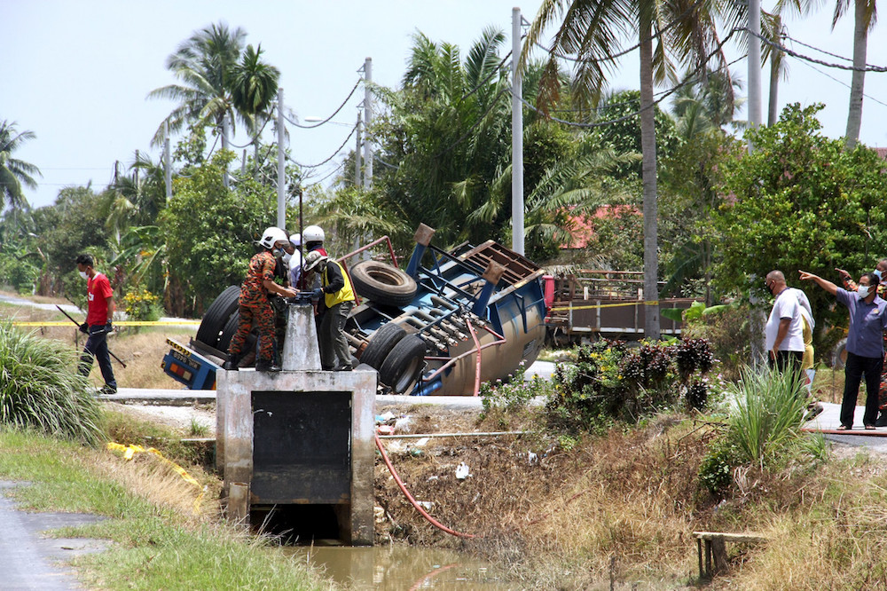 Perak Fire and Rescue Department personnel examine the scene of the accident involving a trailer transporting acetone in Bagan Serai September 25, 2019. u00e2u20acu201d Bernama pic
