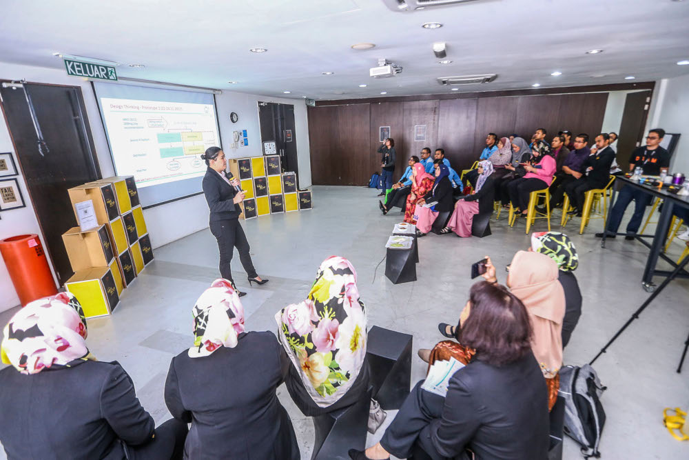 Participants are given five minutes to pitch their manifestation of design thinking in an exclusive storytelling session. — Picture by Hari Anggara