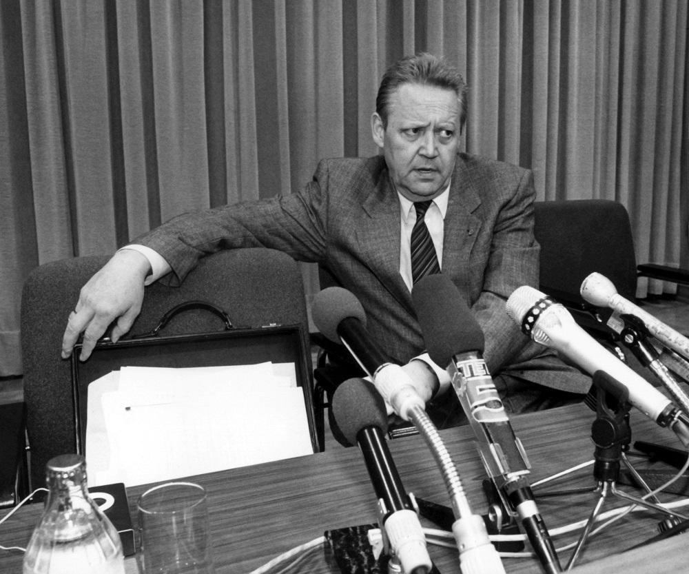Picture taken November 9, 1989 shows Politburo central committee of East Germany's ruling communist party spokesman Guenter Schabowski at a press conference to announce that visas would be freely granted to those wanting to travel outside the GDR. u00e2u20acu201d AFP