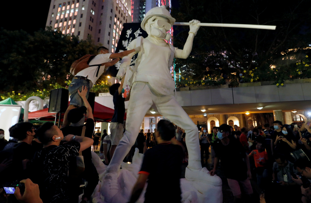Protesters erect the Lady Liberty Hong Kong statue during the u00e2u20acu02dcNo White Terror No Chinaziu00e2u20acu2122 rally in Chater Garden, Hong Kong, China September 6, 2019. u00e2u20acu201d Reuters pic