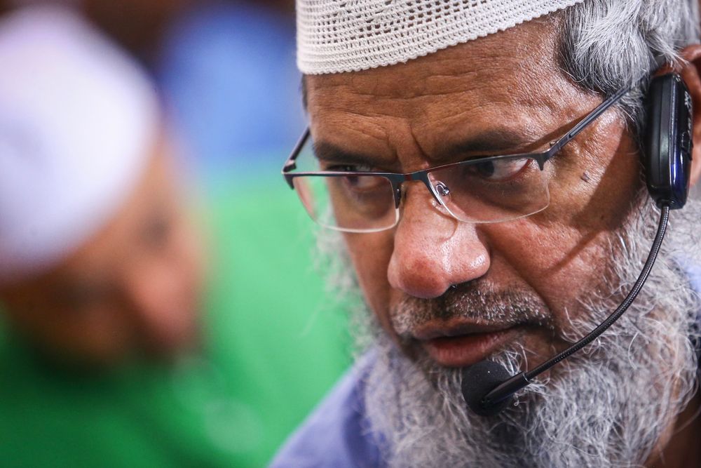 Islamic preacher Dr. Zakir Naik (centre) leading the prayer at Masjid Cina, Melaka, September 7, 2019. u00e2u20acu201d Picture by Hari Anggara
