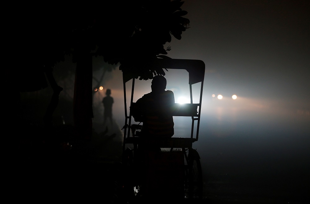 A rickshaw puller waits for customers along a roadside amidst heavy smog in New Delhi, India November 6, 2016. u00e2u20acu201d Reuters pic