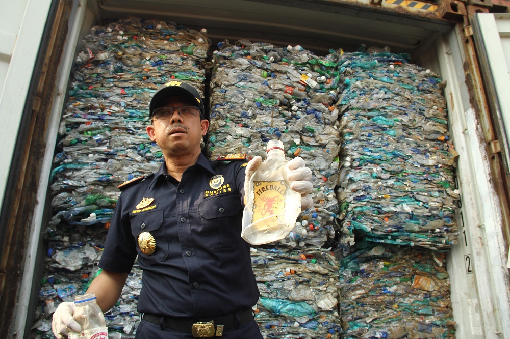 An Indonesiau00e2u20acu2122s custom officer shows plastic waste from the container at Jakarta International seaport September 18, 2019. u00e2u20acu201d AFP pic       