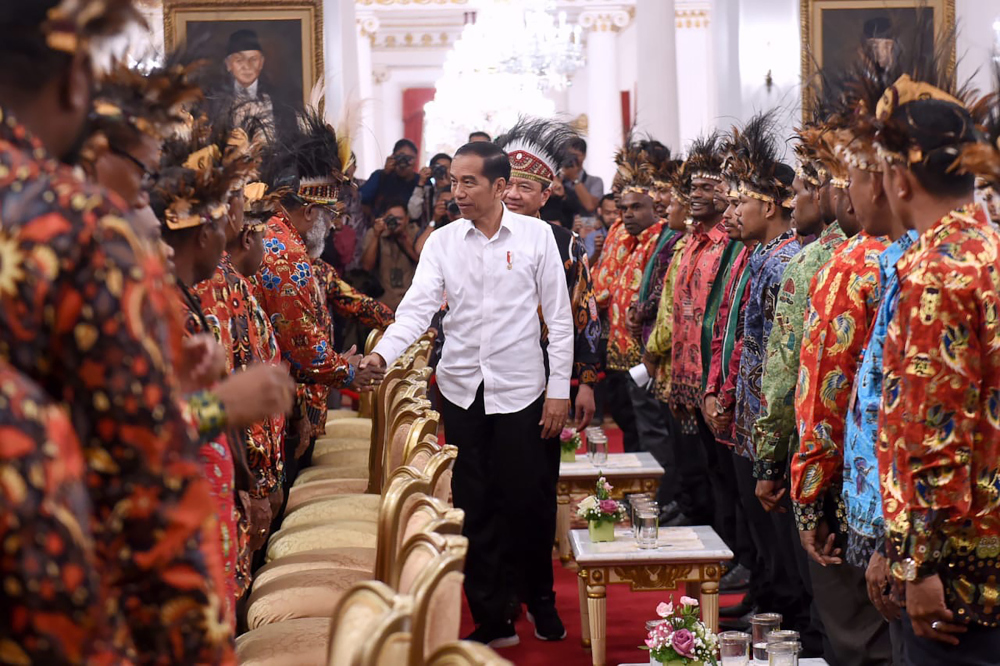 This handout picture taken September 10, 2019 shows President Joko Widodo meeting 61 Papuan and West Papuan religious and student leaders, customary and communities chiefs in Jakarta. u00e2u20acu201d Indonesian Presidential Palace handout pic via AFP