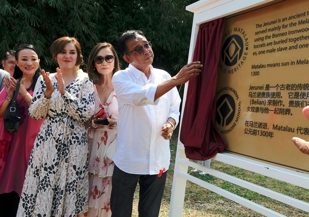 Sarawak Tourism, Arts, Culture, Youth and Sports Minister Datuk Abdul Karim Hamzah (right) unveiled a plaque on u00e2u20acu02dcJeruneiu00e2u20acu2122 in conjunction with his visit to the film site of u00e2u20acu02dcCurse of the Jeruneiu00e2u20acu2122 in Kuching, September 1, 2019. u00e2u20acu201d Bernama pic