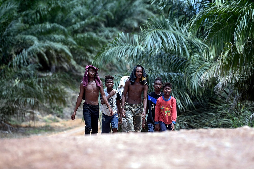 Orang Asli teenagers from the Batek tribe are seen at Gua Musang June 11, 2019. u00e2u20acu201d Bernama pic