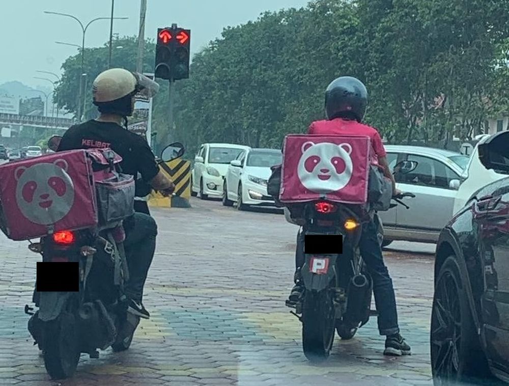 Even the rain couldn't stop a good deed by this Foodpanda rider. u00e2u20acu201d Picture courtesy of Facebook/Dgsw Goh