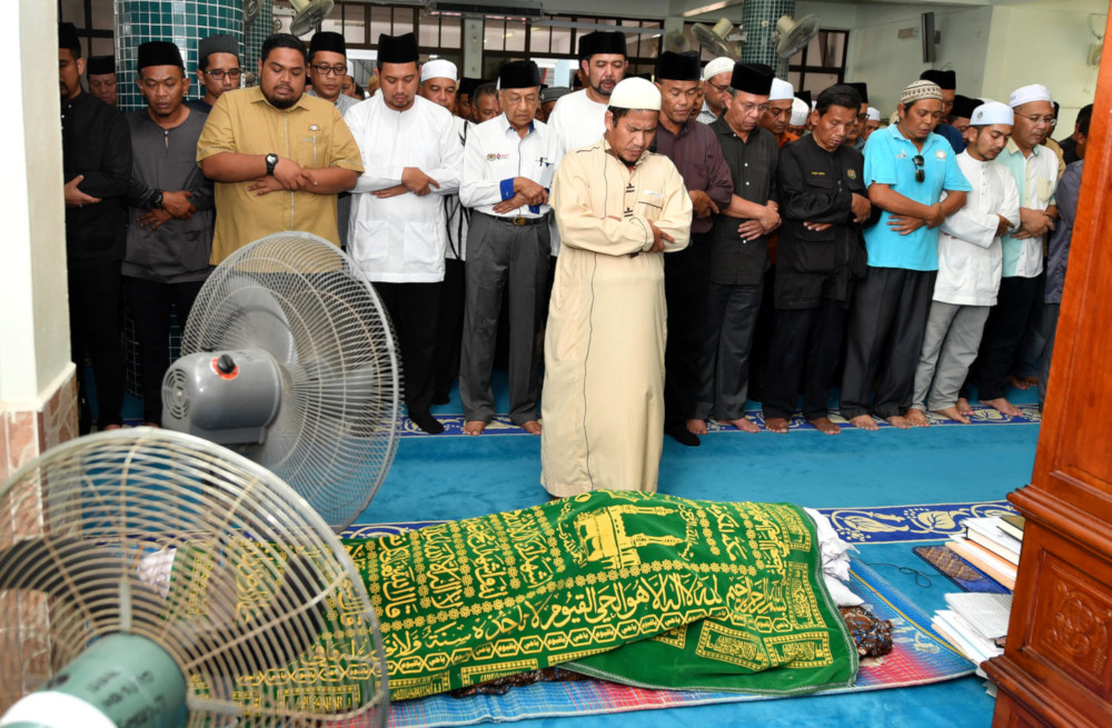 Prime Minister Tun Dr Mahathir Mohamad performs the funeral prayer for Datuk Dr Md Farid Md Rafik at the Datuk Noh Gadut Mosque, Serkat in Pontian, Johor September 21, 2019.  u00e2u20acu201d Bernama pic 