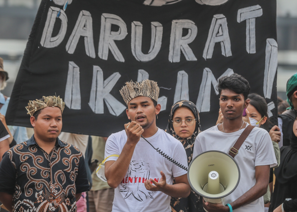 Jaringan Kampung Orang Asli Kelantan chairman Mustafa Along speaks at the Global Climate Strike in Kuala Lumpur, September 20, 2019. — Picture by Firdaus Latif