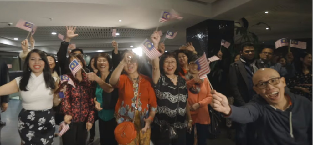 Malaysians from Melbourne waving the ‘Jalur Gemilang’ with pride as they sing along to ‘Here in My Home’. — Screengrab via Youtube/WeTheRakyatMalaysia
