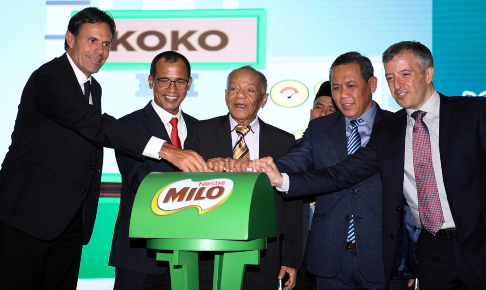 Undang Luak Rembau Datuk Muhammad Sharip Othman (3rd left) with Negri Sembilan Mentri Besar Datuk Seri Aminuddin Harun (2nd right) at the official inauguration of the Milo manufacturing plant in Chembong September 25, 2019. u00e2u20acu201d Bernama pic     