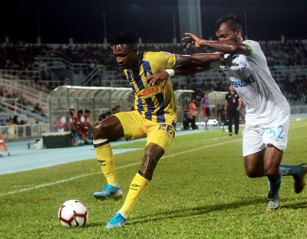Pahang player Mohamadou Sumareh (left) in action with Penang player Yoges A Muniandy during their Malaysian Cup match at Darul Makmur Stadium in Kuantan, Aug 3, 2019. u00e2u20acu201d Bernama pic