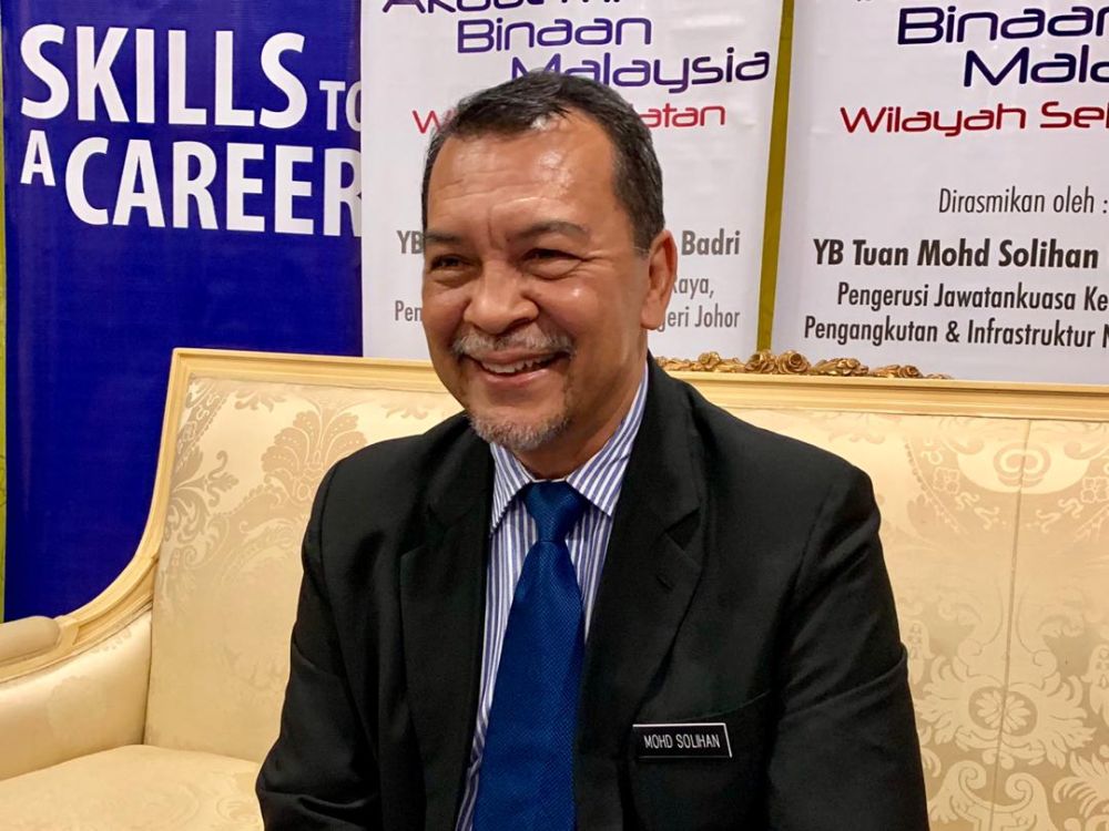 Mohd Solihan said the Johor government will now ensure that construction companies are able to deliver on the projects assigned to them. u00e2u20acu201d Picture by Ben Tan