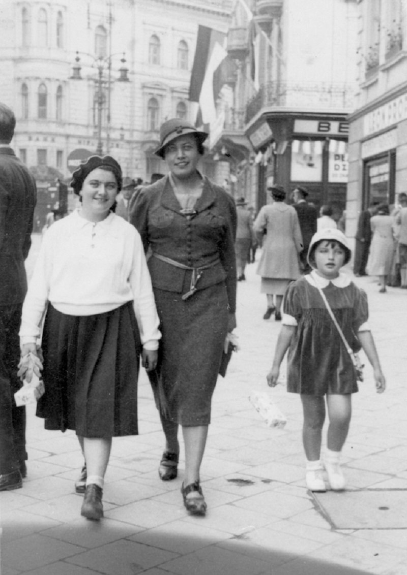 An archival photograph received by relatives shows Renia Spiegel (left), her mother (centre), and her younger sister before Spiegel was murdered by the Nazi Germans in her southern Polish town of Przemysl at the age of 18 in 1942. — AFP pic 