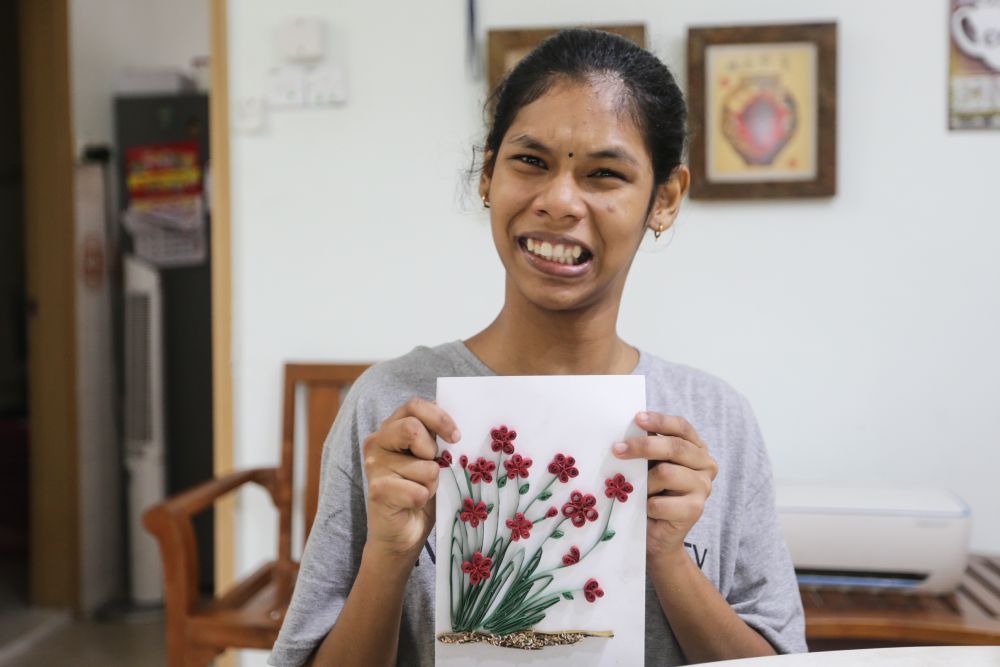 Raveena shows off her intricately designed quill art greeting card. — Picture by Ahmad Zamzahuri