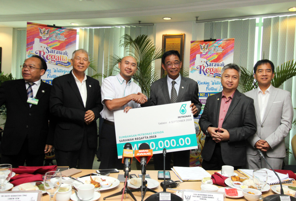 Sarawak Tourism, Arts, Culture, Youth and Sports Minister Datuk Abdul Karim Rahman Hamzah (3rd right) receives a mock cheque from Petronas by Petronas Sarawak general manager Zulaihi Mohd Mantali (3rd left) for the Sarawak Regatta in Kuching September 4, 