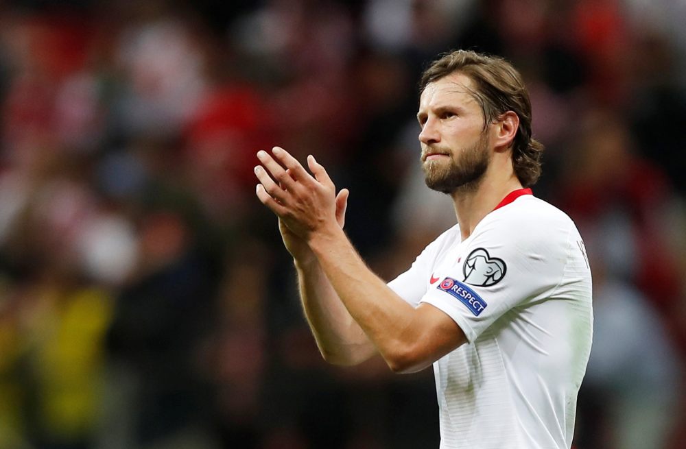 Poland's Grzegorz Krychowiak applauds fans after the match against Austria, September 9, 2019. u00e2u20acu2022 Reuters pic