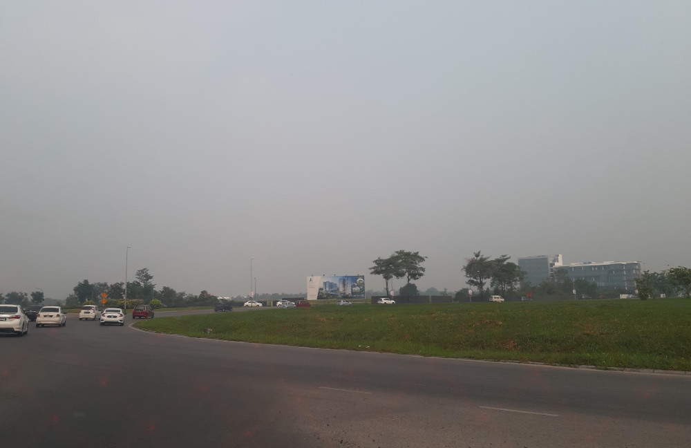 Hazy condition along the Samarahan expressway as at 3pm, September 8, 2019. u00e2u20acu201d Picture by Sulok Tawie