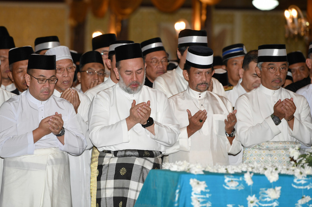 Yang di-Pertuan Agong Al-Sultan Abdullah Riu00e2u20acu2122ayatuddin Al-Mustafa Billah Shah (right), the Sultan of Brunei (second, right) and the Sultan of Kelantan at the funeral of the late Sultan Ismail Petra in Kelantan, September 28, 2019. u00e2u20acu201d Bernama pic