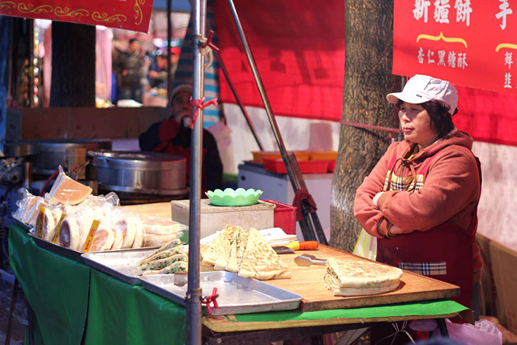 You can smell the aroma of Taiwan-style 'cōng yóubǐng' (scallion pancakes) from stalls away