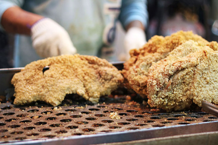 Hot and crunchy 'dà jī pái' – large, flattened pieces of deep fried chicken
