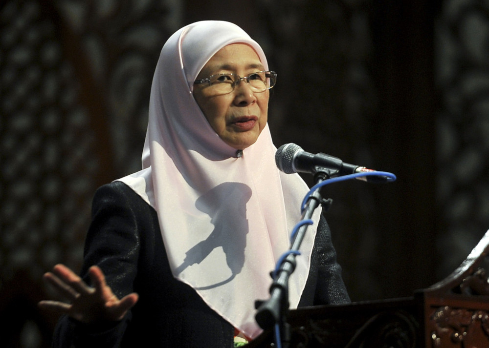 Deputy Prime Minister Datuk Seri Dr Wan Azizah Ismail speaks at the Productivity Day with the Community and launch of the AWASpada guidebook at the International Islamic University Malaysia in Kuala Lumpur September 7, 2019. u00e2u20acu201d Bernama pic