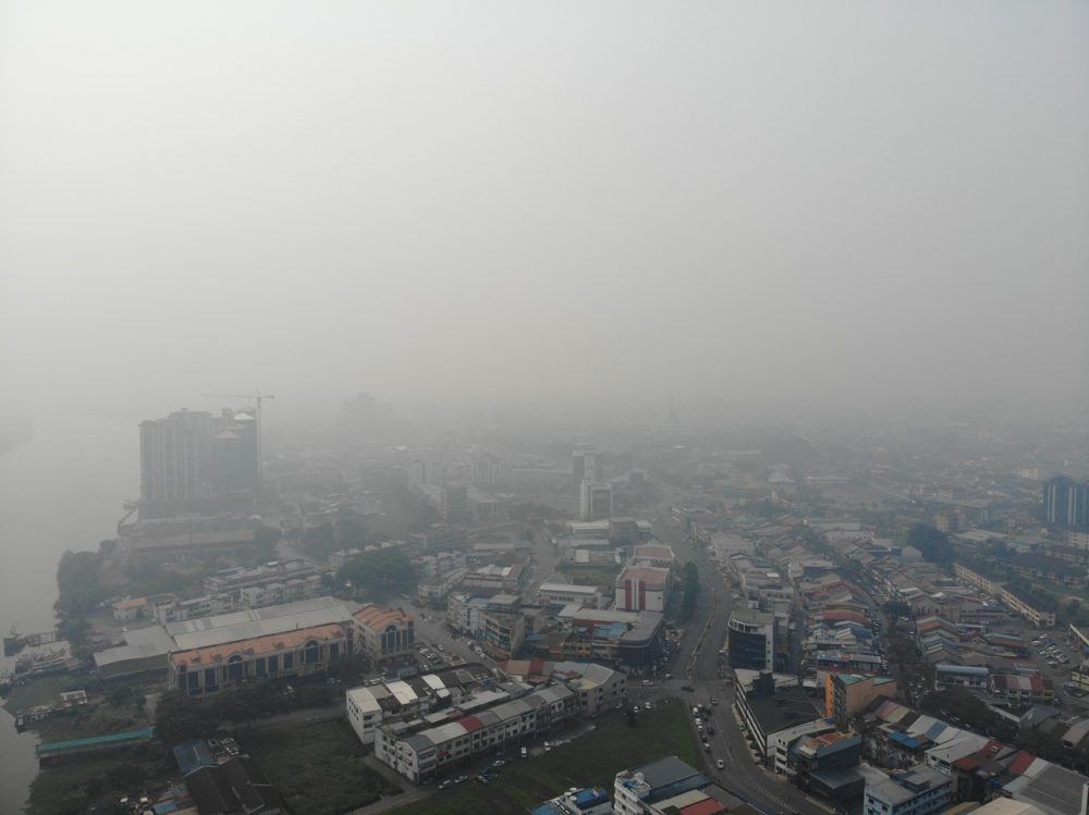 Kuching is still at a very unhealthy level with the API reading 219 as at 8am. u00e2u20acu2022 Bernama pic