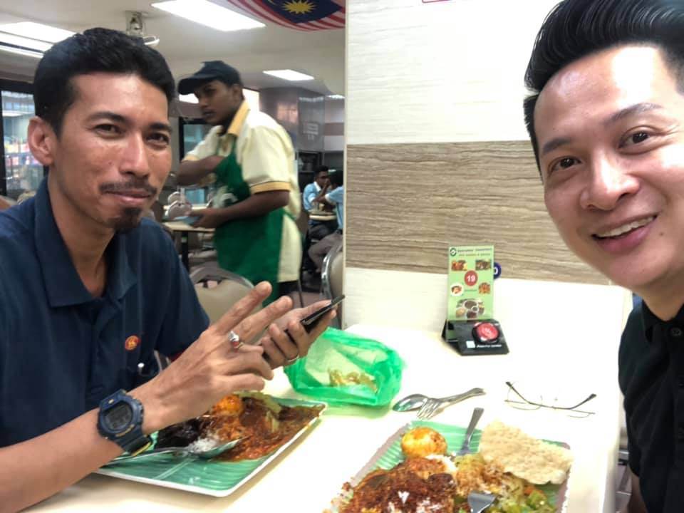 Mohd Zairi (left) and Ng enjoying a meal at the mamak after the accident. u00e2u20acu201d Picture from Facebook/kok.how1