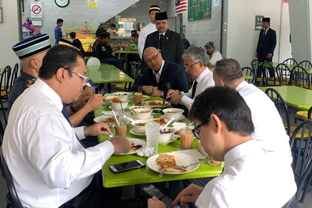 The Agong tucks into a breakfast of roti canai, various lauk (dishes) like squid, prawns, vegetables, beef and chicken, as well as fish head curry. u00e2u20acu201d Picture via Twitter/Bernamadotcom