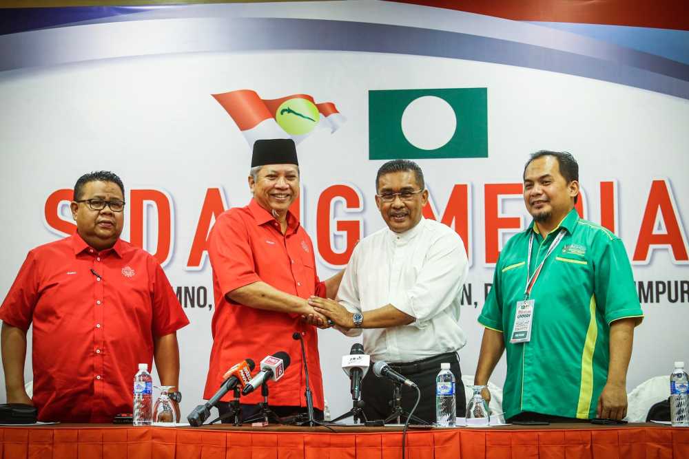 Umno secretary-general Tan Sri Annuar Musa (left) and PAS secretary-general Datuk Takiyuddin Hassan shake hands at a press conference in Kuala Lumpur September 12, 2019. ― Picture by Hari Anggara