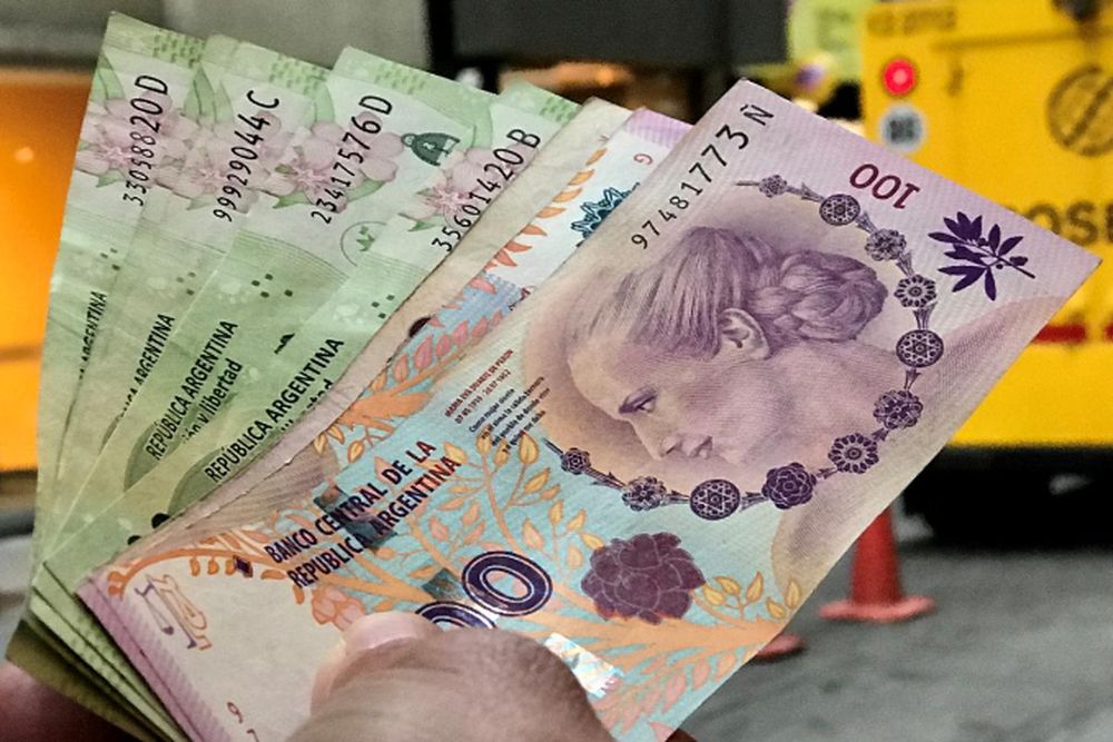 A man shows Argentine pesos outside a bank in Buenos Airesu00e2u20acu2122 financial district, Argentina August 30, 2018. u00e2u20acu201d Reuters pic