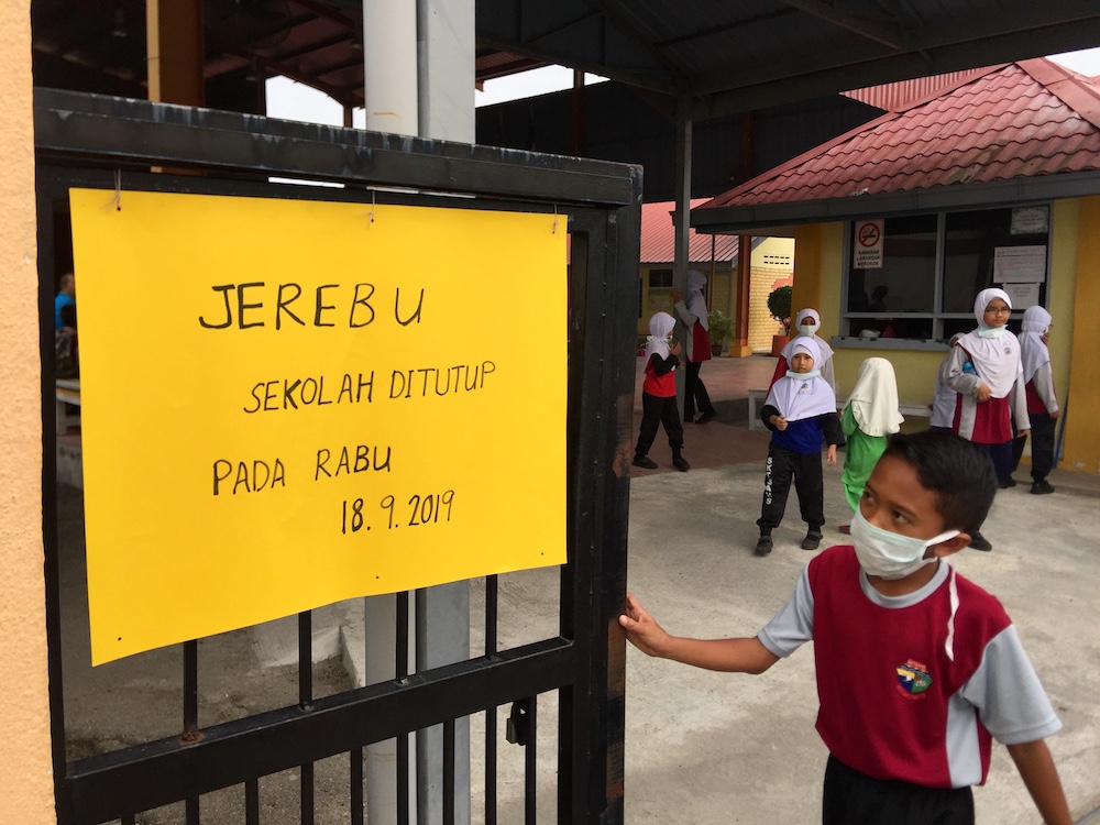 A student reads a closure notice at a school in Balik Pulau, Penang September 18, 2019. u00e2u20acu201d Picture by KE Ooi
