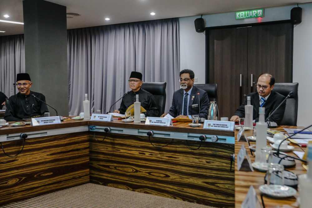 Water, Land and Natural Resources Minister Dr A. Xavier Jayakumar and Pahang Mentri Besar Datuk Seri Wan Rosdy Wan Ismail hold a meeting to finalize the SOP for bauxite mining in Kuala Lumpur September 5, 2019. u00e2u20acu2022 Picture by Firdaus Latif