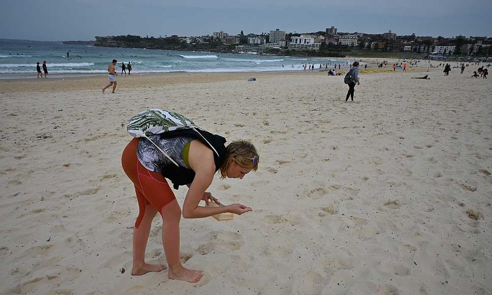 German PhD student Laura Wimberger, 25, takes part in a beach cleanup on Bondi beach in Sydney September 21, 2019. u00e2u20acu201d AFP