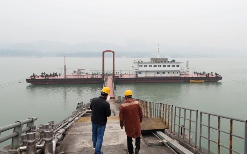 Staff members of China Gas Holdings are seen at an LNG refuelling station for ships in Chongqing, China, December 12, 2017. u00e2u20acu201d Reuters pic