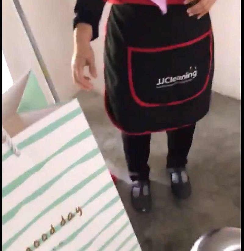 The student kept the identity of the cleaning lady anonymous out of respect while handing her a gift bag containing the watch. u00e2u20acu201c Image via Twitter/@madermn