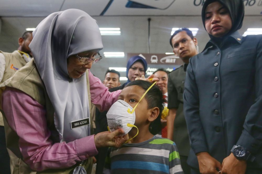 Deputy Prime Minister Datuk Seri Dr Wan Azizah Wan Ismail distributes free masks to members of the public at KL Sentral September 14, 2019. u00e2u20acu201d Picture by Ahmad Zamzahuri