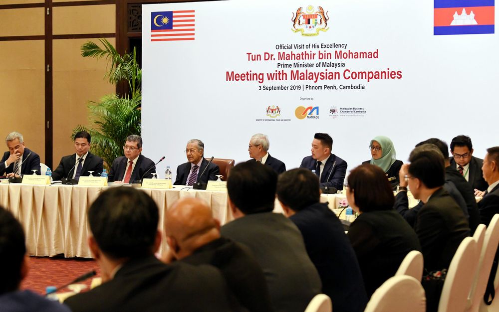 Prime Minister Tun Dr Mahathir Mohamad (fourth left) attend a dialogue with Malaysian businessmen and investors, involving 28 Malaysian companies operating in Cambodia, in Phnom Penh, Sept 3, 2019. u00e2u20acu201d Bernama pic