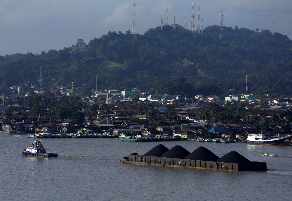 A tug boat pulls a coal barge along the Mahakam River in Samarinda, East Kalimantan province, Indonesia, March 2, 2016. u00e2u20acu201d Reuters pic