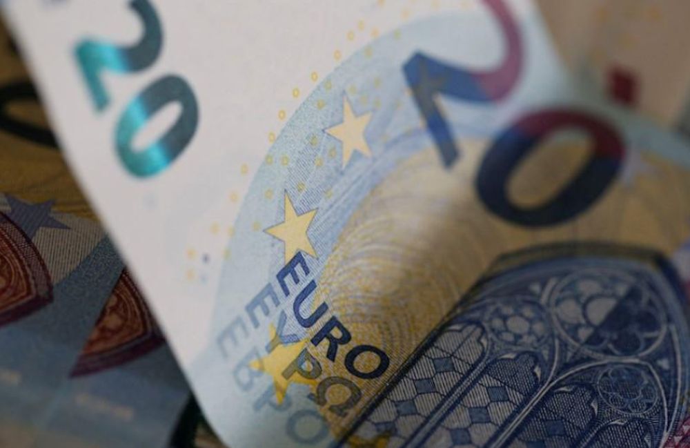 20 Euro banknotes are seen in a picture illustration, August 1, 2016. u00e2u20acu201d Reuters pic