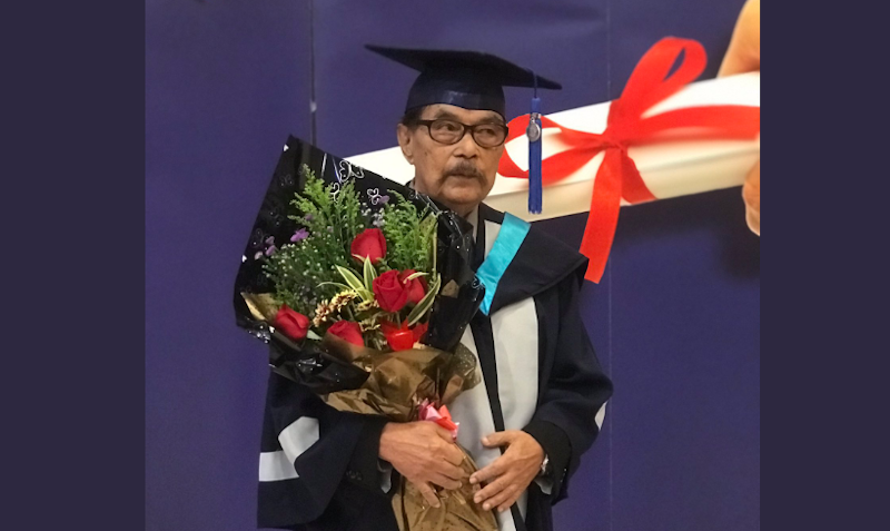 Malaysian grandfather graduates with a bacheloru00e2u20acu2122s degree in TESL (Teaching English as Second Language) at the age of 87. u00e2u20acu201d Picture via Twitter/eikazulaikha_