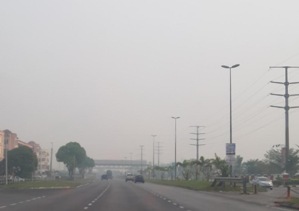 A thick haze envelops Pending bypass at 10am in Kuching September 7, 2019. u00e2u20acu201d Picture by Sulok Tawie