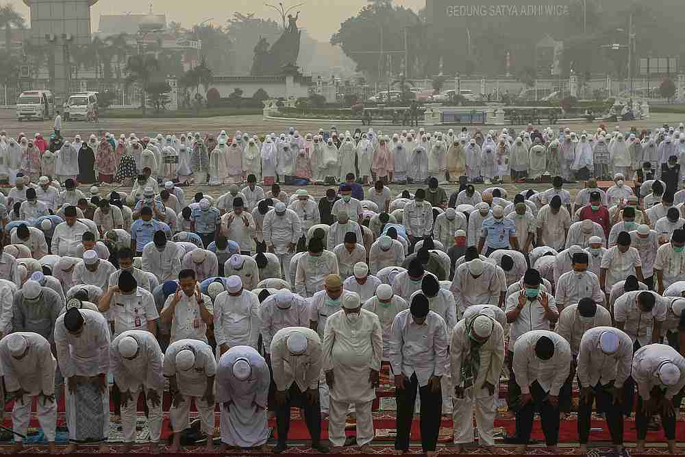 Indonesian Muslims pray for rain during a long drought season and haze in Pekanbaru, Riau province, Indonesia, September 11, 2019. u00e2u20acu201d Antara Foto/Rony Muharrman pic via Reuters