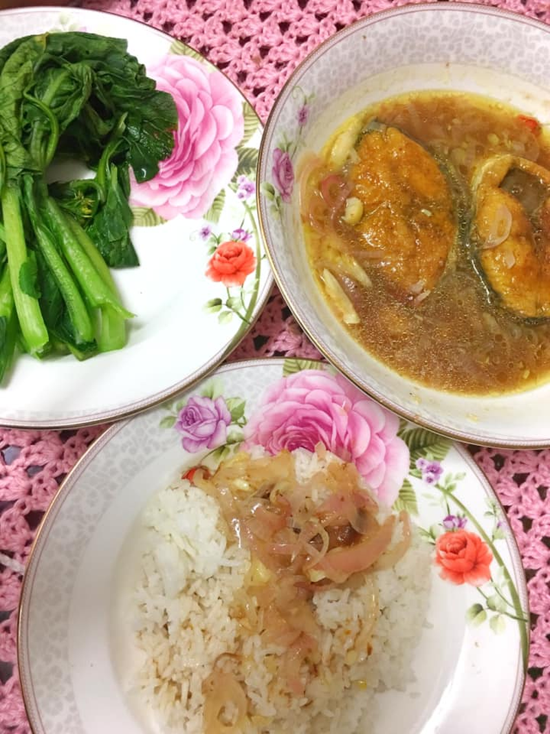 The husband also whips up a meal for her before heading to work. — Picture via Facebook